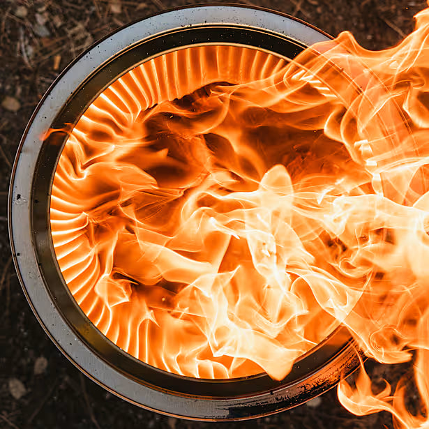 Draufsicht auf die Flammen SOlo Stove Bonfire