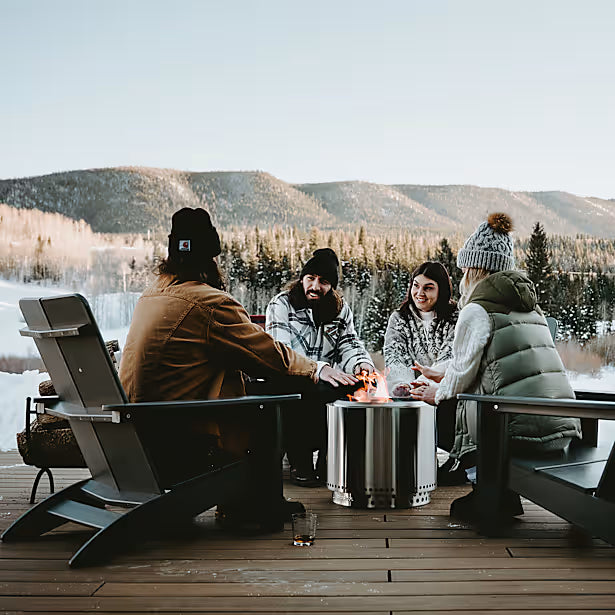 Solo Stove Bonfire auf einer Terasse im Winter umringt von Menschen