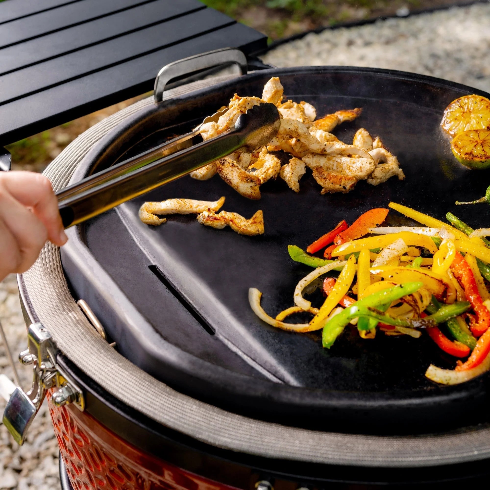 Paprika auf der Kamado Joe Grillplatte