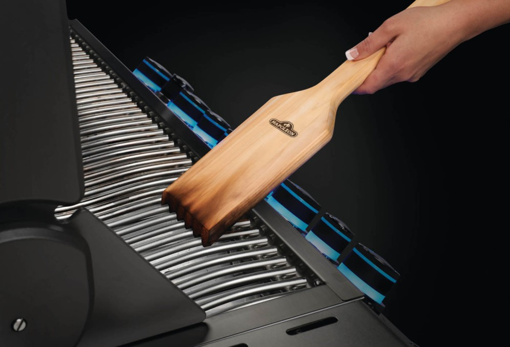 Anwendungsbild Napoleon Grillschaber, Zedernholz