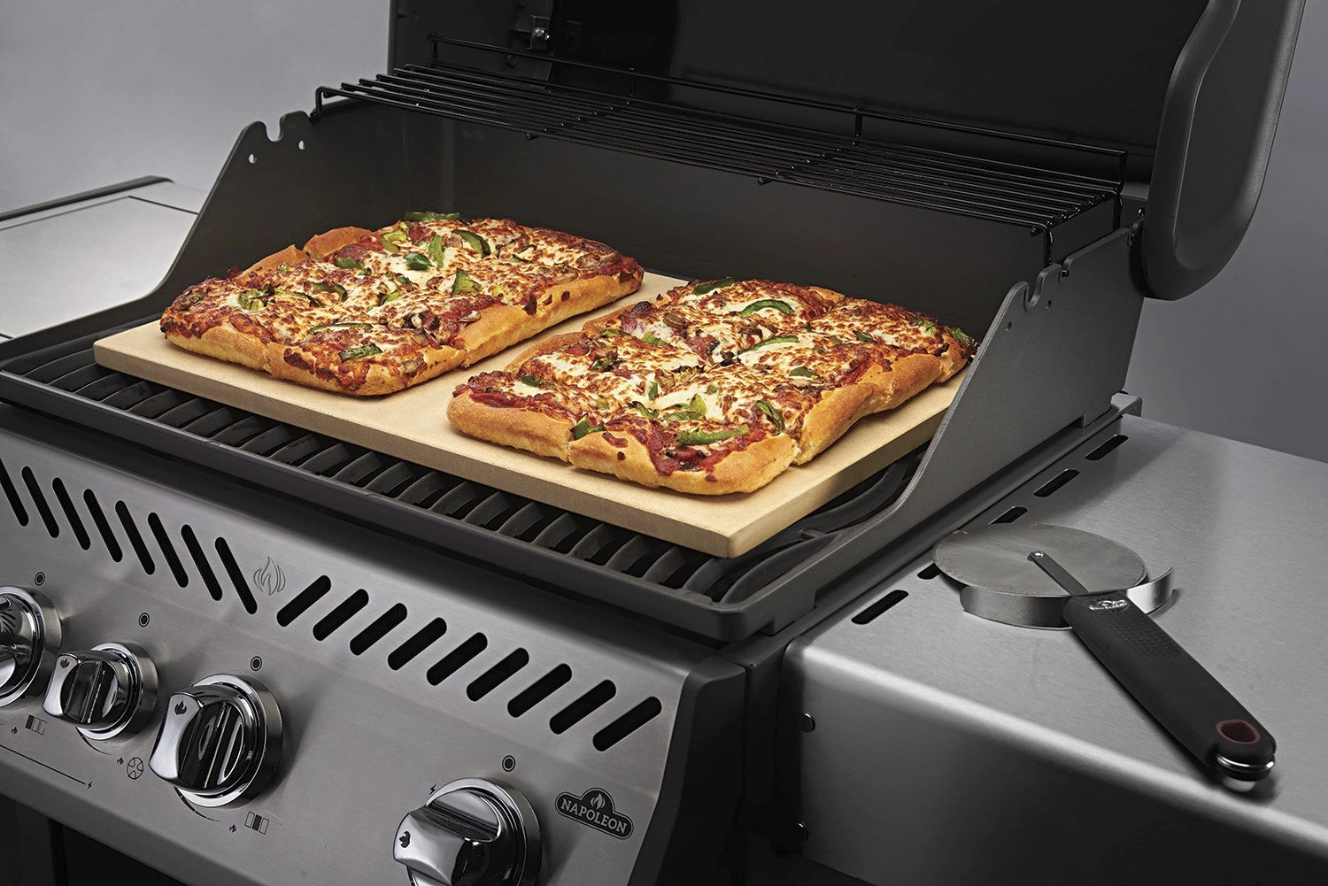 Anwendungsbild 2 Rechteckiger Pizzastein von Napoleon in der Größe 51 x 34 cm