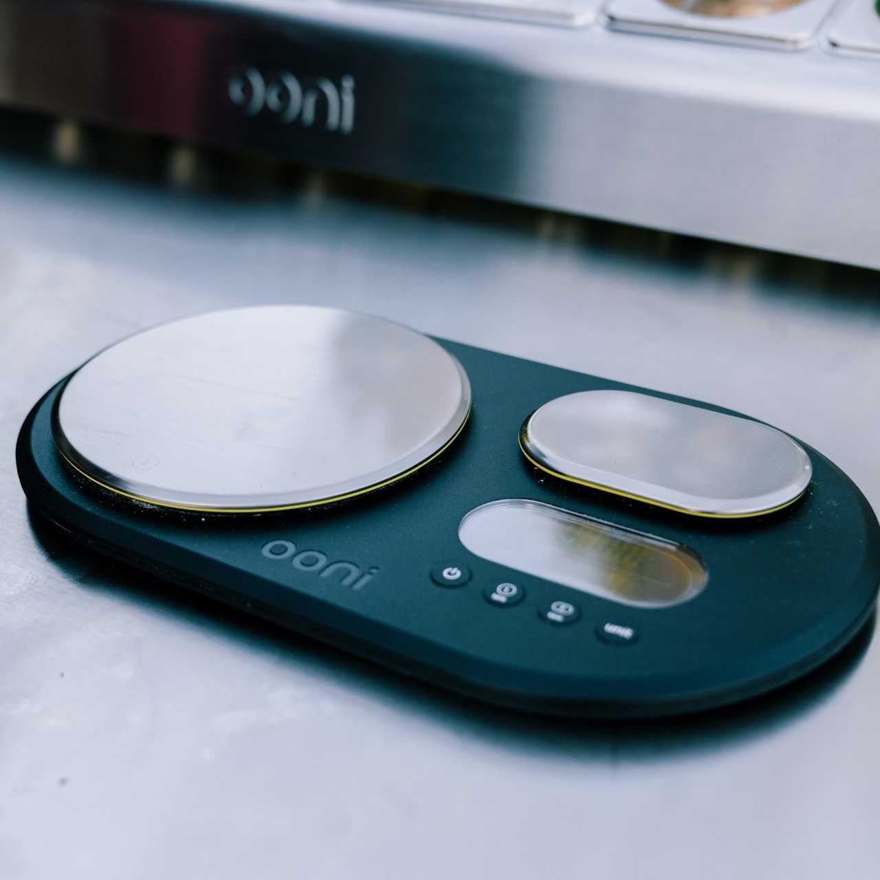 Ooni Duale Digitalwaage UU-P0A800 auf Arbeitsplatte