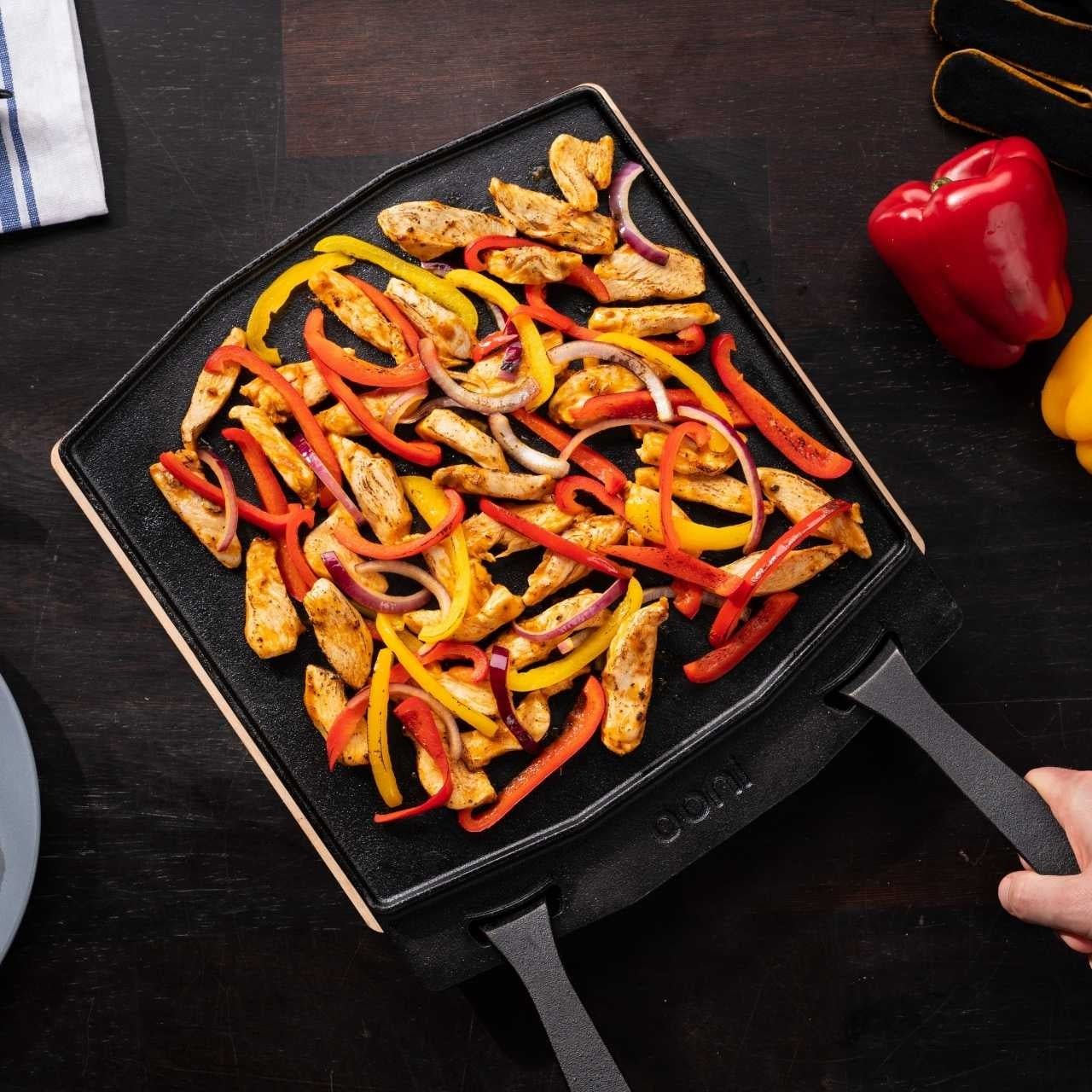 Chicken auf der Ooni Gusseisenpfanne - doppelseitige Grizzler-Platte UU-P0A000