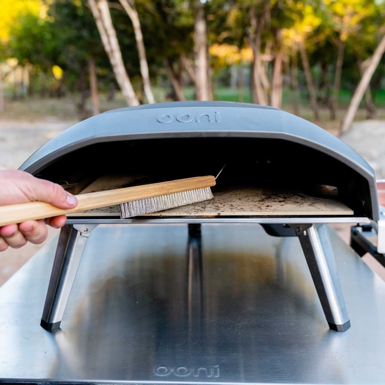 Ooni Pizzaofen-Bürste UU-P06800 im Einsatz