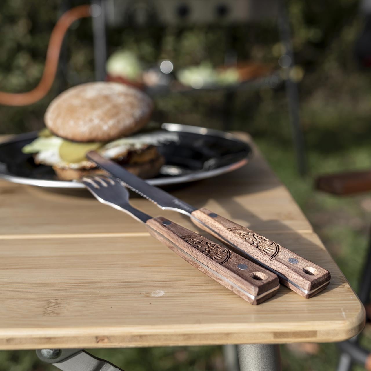 Petromax Campingbesteck auf Teller