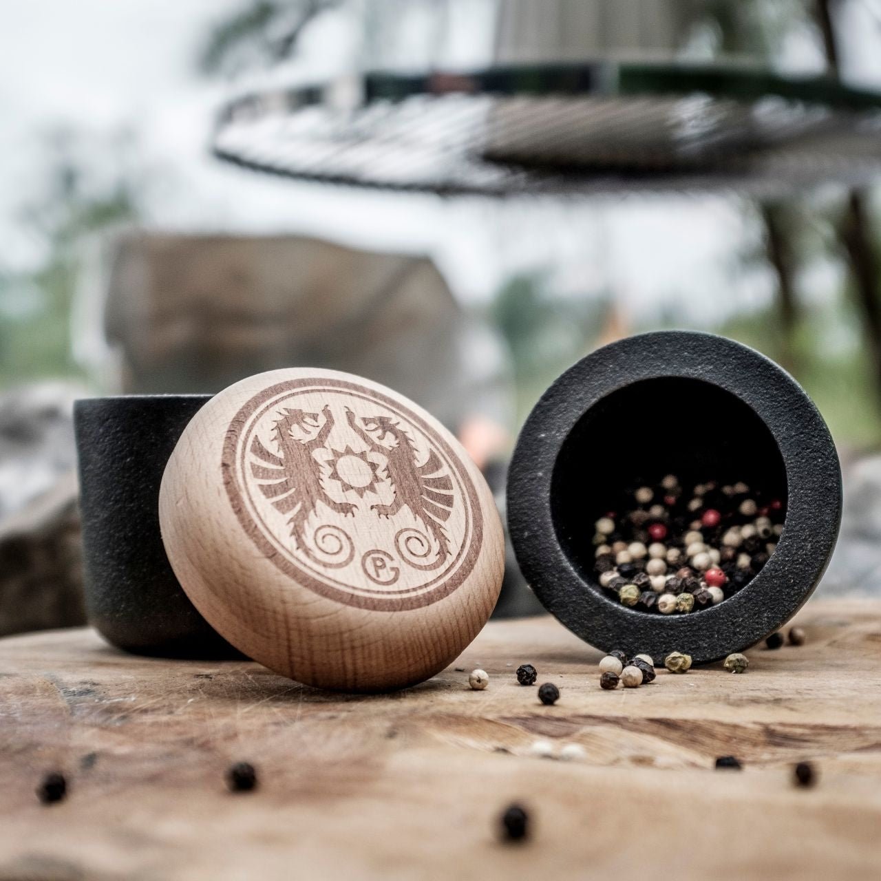 Petromax Handmörser aus Gusseisen im Einsatz