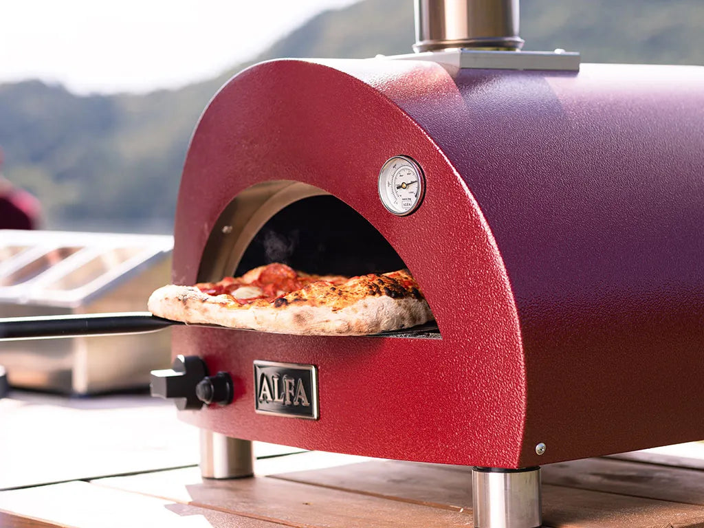 Pizza im Alfa Forni Portable Pizzaofen, Gas, Rot