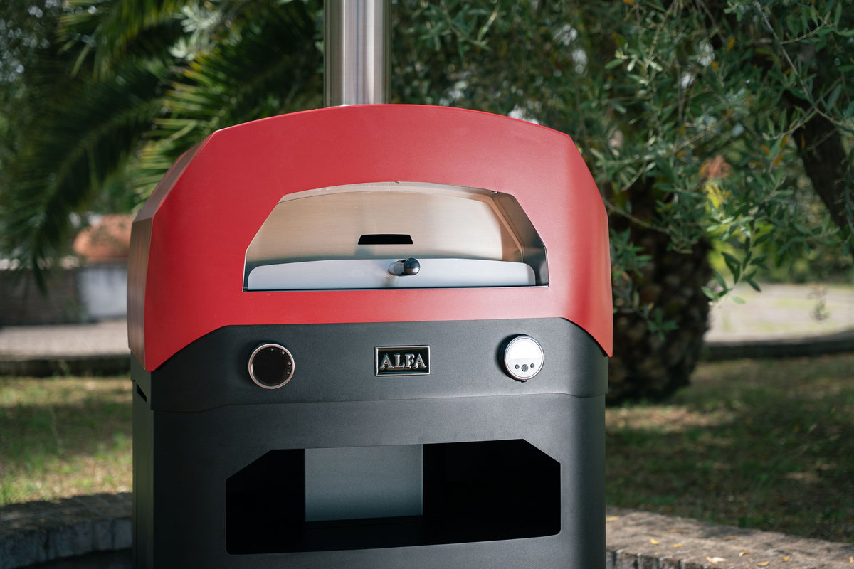 Alfa Forni EVO in Rubin Rot auf dem EVO Base Untergestell in Schwarz mit ausgeklappten Seitenablagen (Untergestell separat erhältlich)