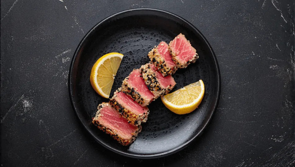 Thunfischsteak Rezepte: gegrilltes Thunfischsteak mit rosa Kern, quer in Scheiben geschnitten