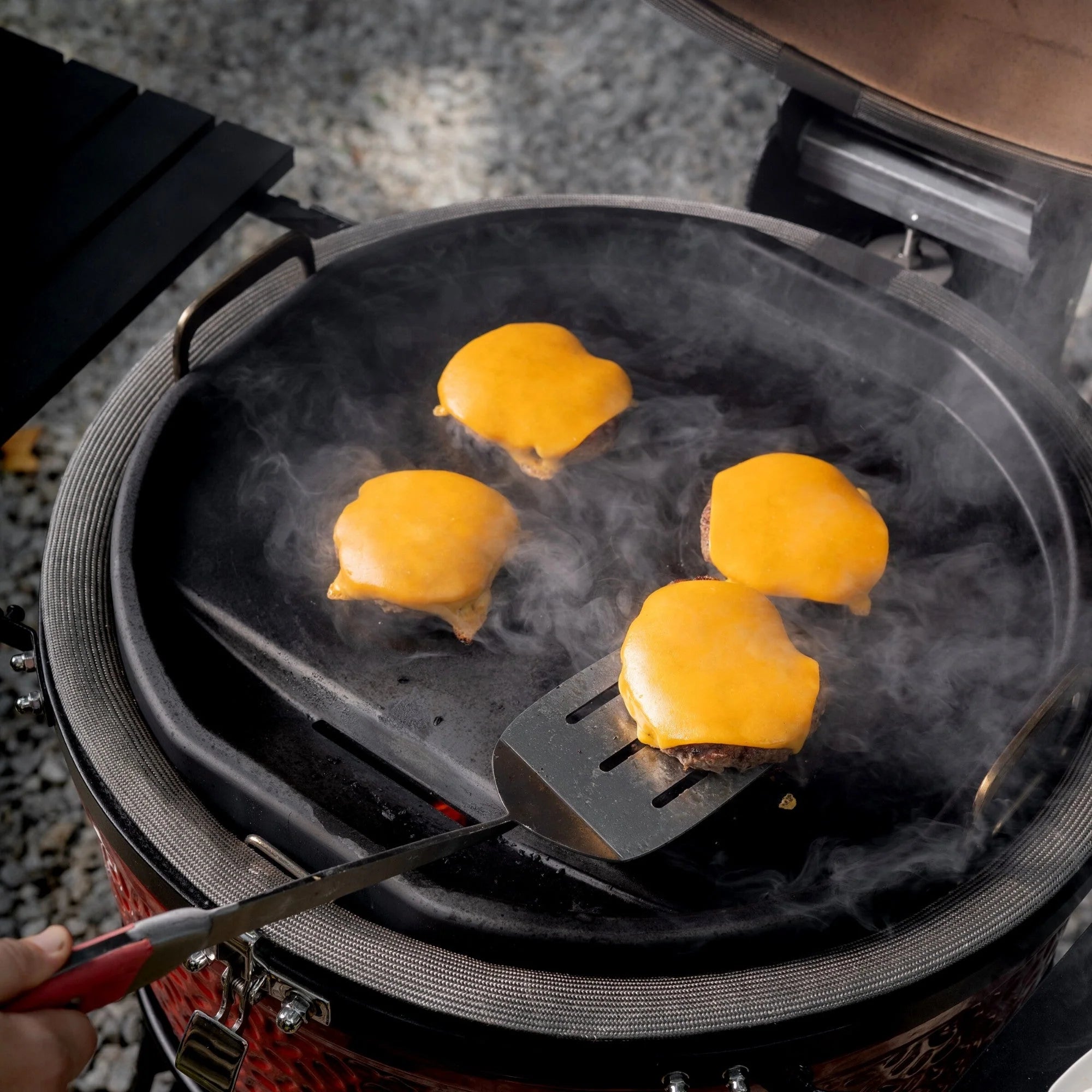 Burger grillen auf der Kamado Joe Grillplatte