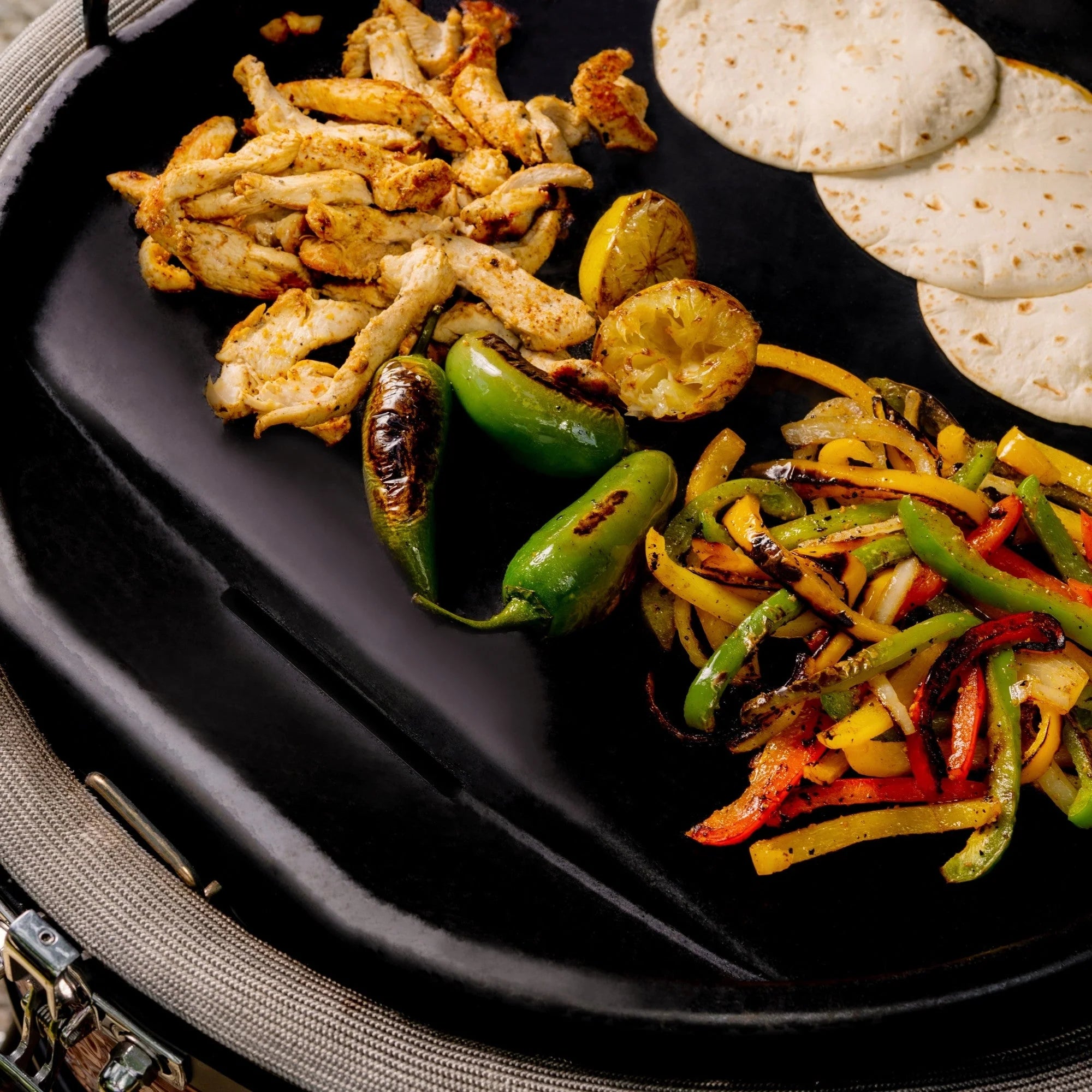 Kamado Joe Grillplatte mit Gemüse 