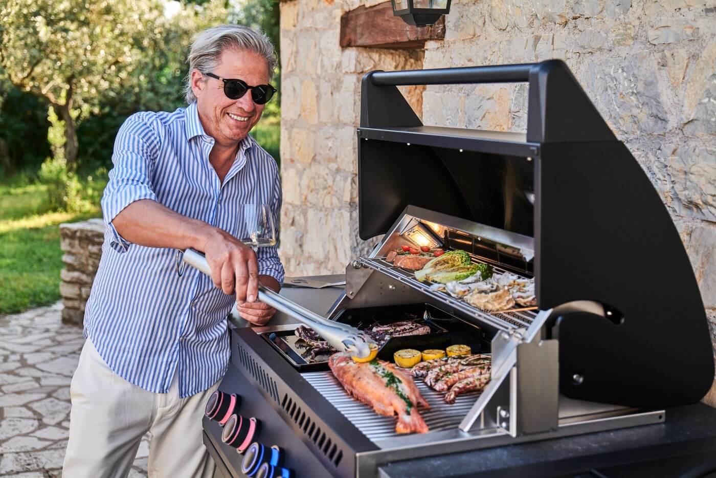 Napoleon OASIS 105 outdoor kitchen with 32-inch built-in grill from the 700 series
