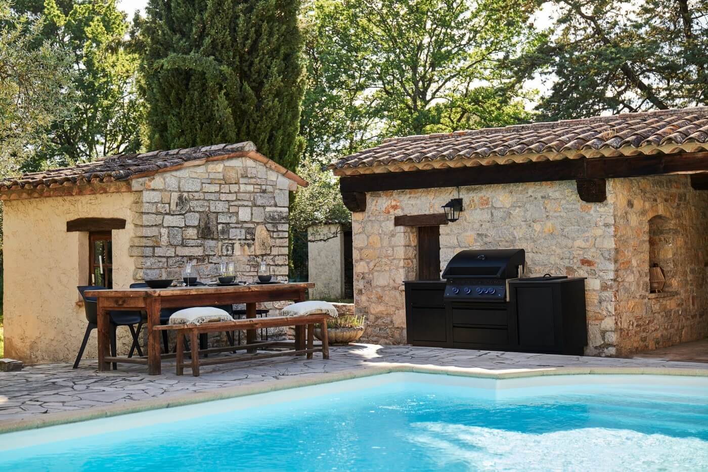 Napoleon OASIS 105 outdoor kitchen with 32-inch built-in grill from the 700 series