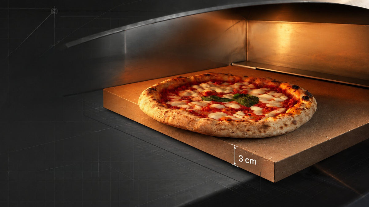 Eine Pizza mit 40 cm Durchmesser auf dem Backboden des Alfa Forni EVO