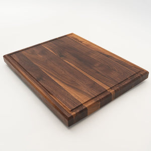 BABOSSA | Nussbaum Schneidebrett L | Naturkante | Saftrille | 44,5x35x4,5 cm - Grillstar.deBABOSSA | Nussbaum Schneidebrett L | Naturkante | Saftrille | 44,5x35x4,5 cmHolzbrettBABOSSAGrillstar.de