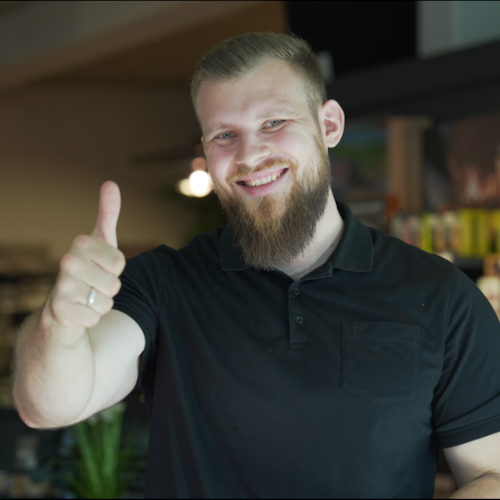 Inhaber Joscha streckt den Daumen nach oben.