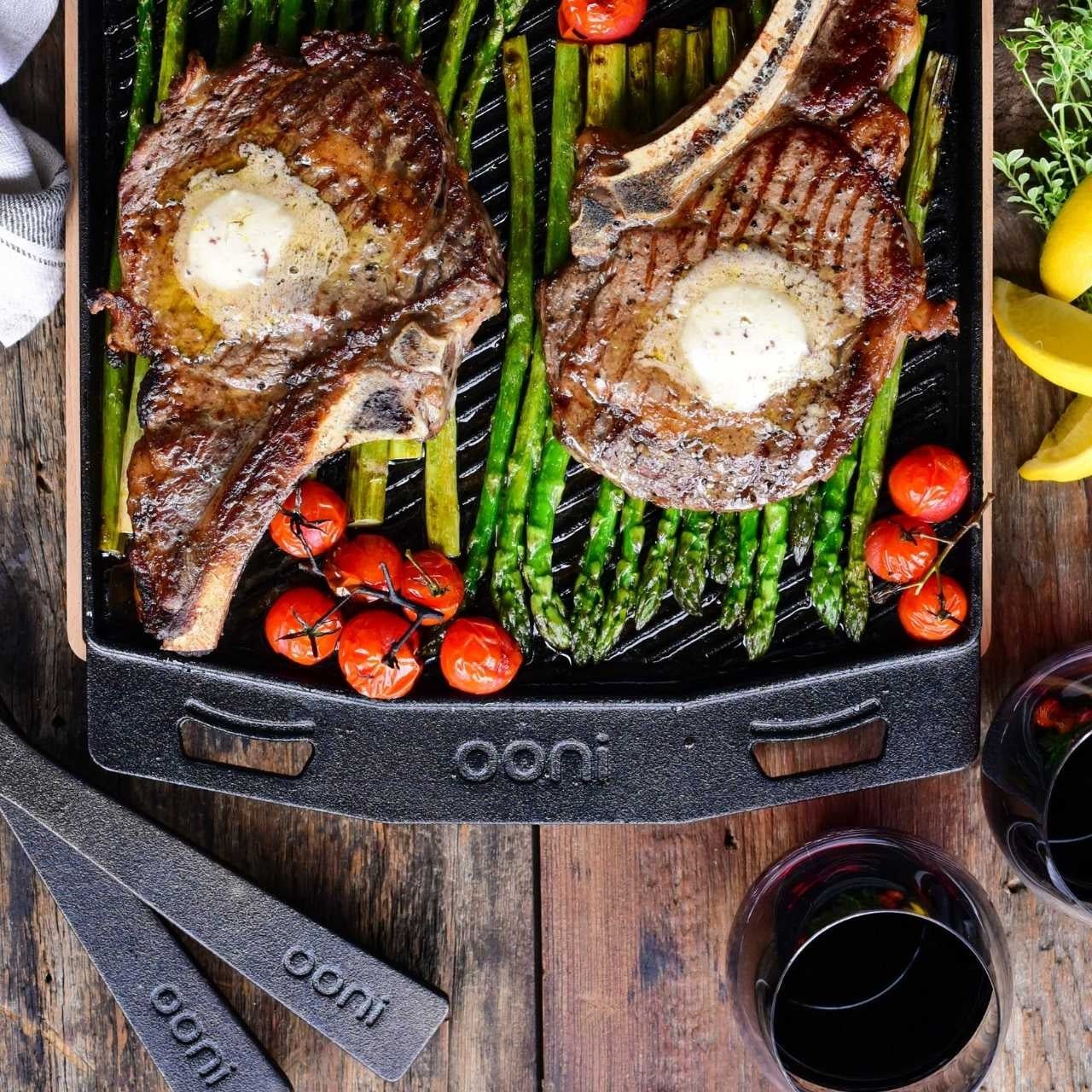 Spargel mit Steal auf der Ooni Gusseisenpfanne - doppelseitige Grizzler-Platte UU-P0A000
