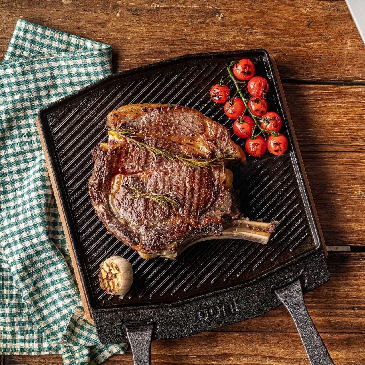 Steak auf der Ooni Gusseisenpfanne - doppelseitige Grizzler-Platte UU-P0A000