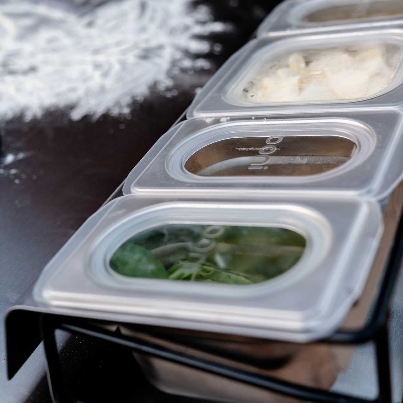 Ooni Pizzabelag-Container - klein UU-P0D300 im Einsatz