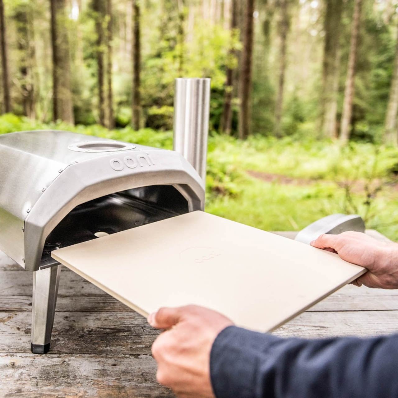 Ooni Pizzastein - Karu 12 UU-P0AA00 - Einsetzen in den Ofen