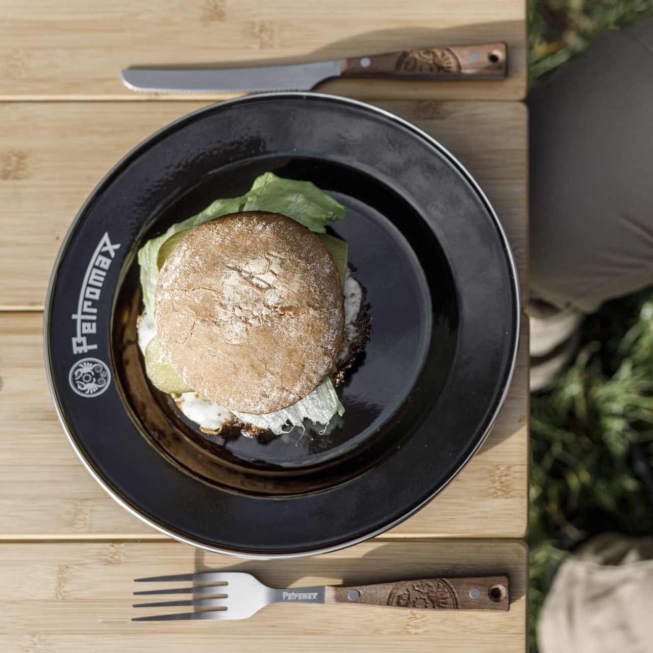 Petromax Campingbesteck auf Tisch